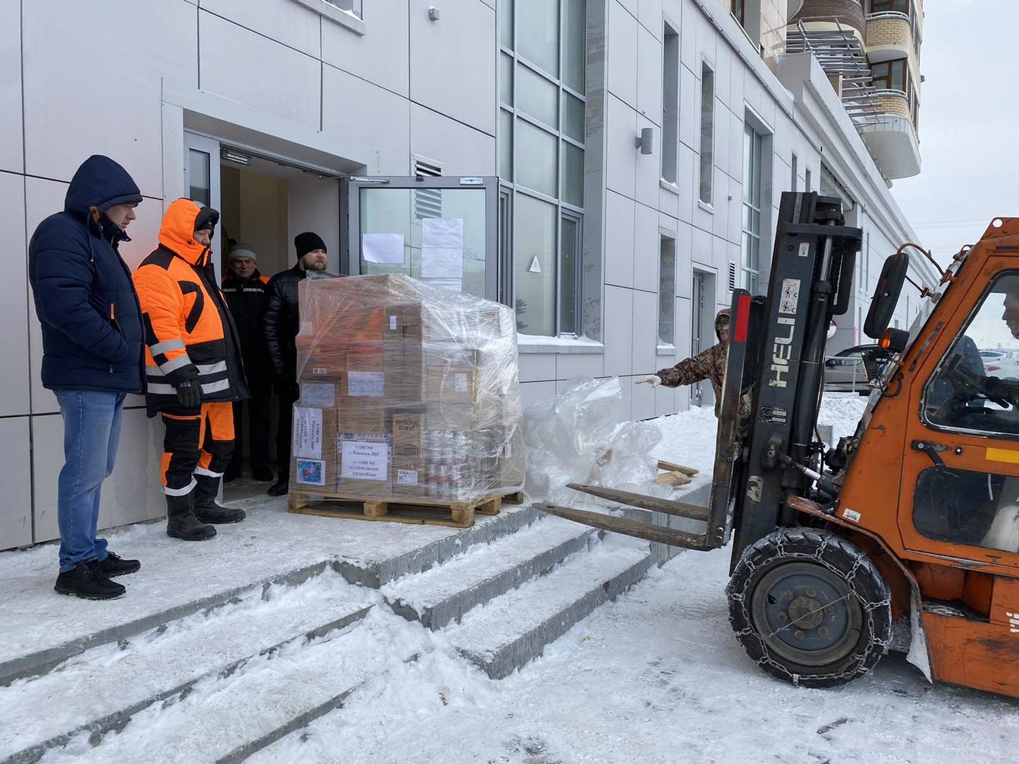 Из Сургута в Донбасс отправился предновогодний гуманитарный груз – с  теплыми и сладкими подарками от югорчан | 18.12.2022 | Сургут - БезФормата