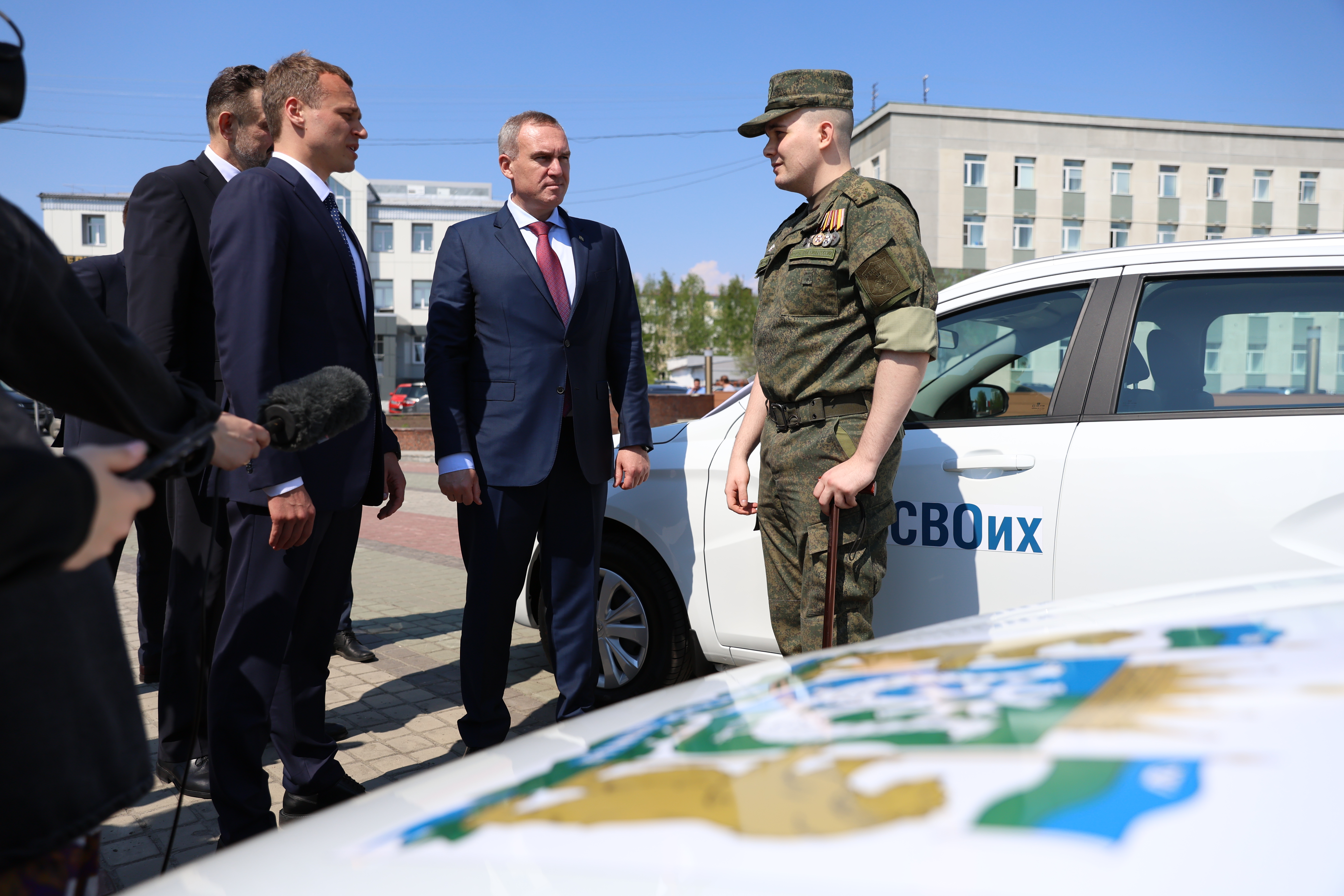 В Сургуте участникам СВО и иных локальных конфликтов передали 12 автомобилей
