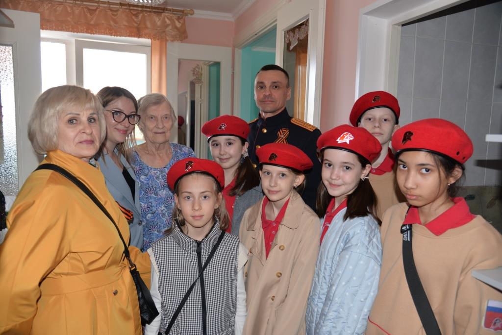 Росгвардия совместно с учащимися школы Ханты-Мансийска поздравила ветеранов с Днём Победы