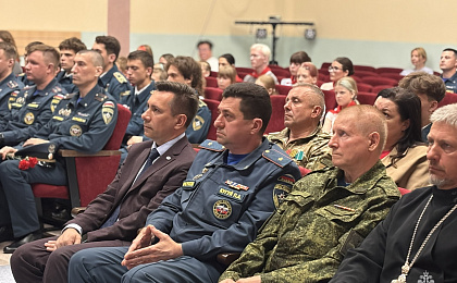 «Мама, я верен своей стране»: в МБОУ «Средней общеобразовательной школе № 46 с углубленным изучением отдельных предметов» города Сургута открыли мемориальную стену в День памяти и скорби