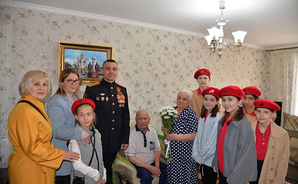 Росгвардия совместно со школьниками поздравила ветеранов Тумановых с Днём Победы в Ханты-Мансийскеро