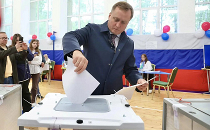 В Сургуте стартовали большие выборы: Глава города Максим Слепов проголосовал одним из первых 