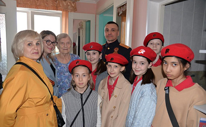 Росгвардия совместно с учащимися школы Ханты-Мансийска поздравила ветеранов с Днём Победы