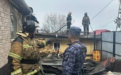 В Югре Росгвардия оказала помощь пожарным в обеспечении правопорядка и эвакуации жильцов из соседних с горящим домом построек   