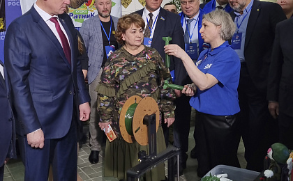 Волонтеры-энергетики представили губернатору Югры Руслану Кухаруку корпоративный проект «Штаб помощи солдату и его семье»